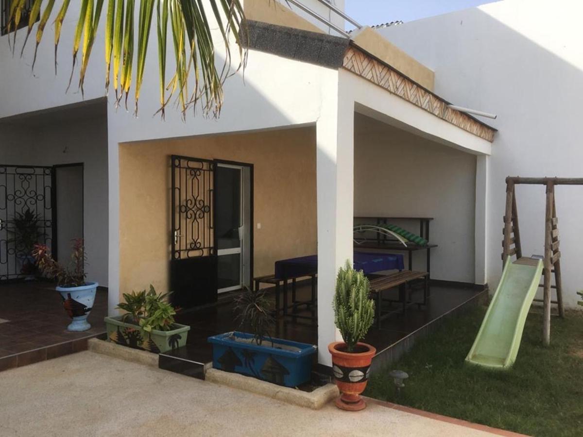 Saly - Villa Kage 6 Chambres -Clim-Wifi-Eau Chaude-Billard-Babyfoot-Ping Pong-Canal - Electricite Non Comprise Ngoại thất bức ảnh